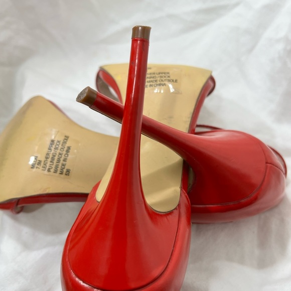 STEVE MADDEN HEEL WITH ANKLE STRIPS BEAUTIFUL RED SHOE. SEXY AND STUNNIN⦠- Picture 15 of 15